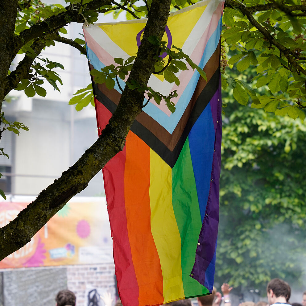 Die Inter* Inclusive Pride Flag schmckt beim AStA-Sommerfestival den Campus der Universit?t Paderborn.